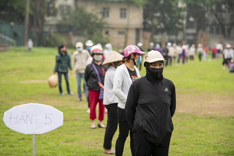 'ATM' gạo mở trở lại, nghìn người xếp hàng dài trong sân vận động ảnh 5