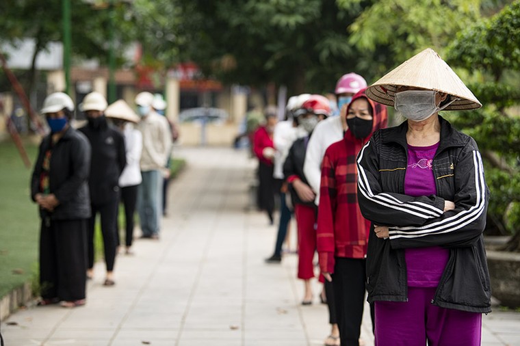 'ATM' gạo mở trở lại, nghìn người xếp hàng dài trong sân vận động ảnh 7