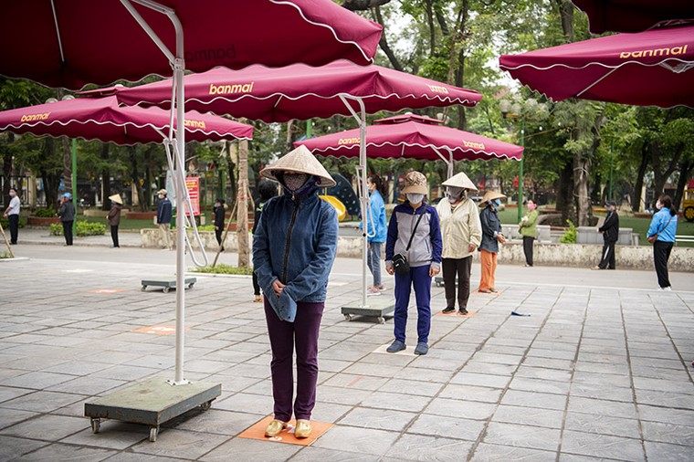 'ATM' gạo mở trở lại, nghìn người xếp hàng dài trong sân vận động ảnh 8