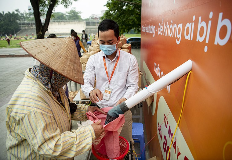 'ATM' gạo mở trở lại, nghìn người xếp hàng dài trong sân vận động ảnh 9