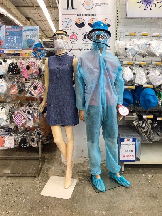 Tới thời khẩu trang, nước rửa tay chất đầy kệ nhưng không ai mua ảnh 3