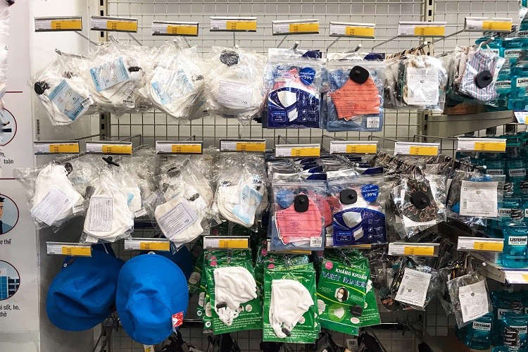 Tới thời khẩu trang, nước rửa tay chất đầy kệ nhưng không ai mua ảnh 4