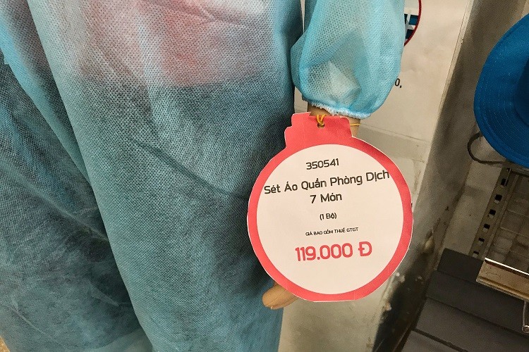 Tới thời khẩu trang, nước rửa tay chất đầy kệ nhưng không ai mua ảnh 6
