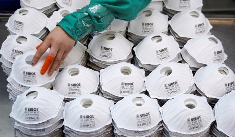 Khi Bắc Kinh đối phó Covid-19, Mỹ bán hàng triệu khẩu trang và đồ bảo hộ sang TQ ảnh 2