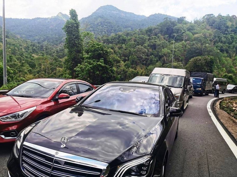 Mùa du lịch nóng trở lại, dòng xe kẹt cứng trên đèo Bảo Lộc ảnh 2