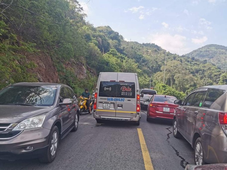 Mùa du lịch nóng trở lại, dòng xe kẹt cứng trên đèo Bảo Lộc ảnh 3