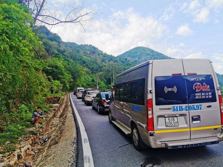 Mùa du lịch nóng trở lại, dòng xe kẹt cứng trên đèo Bảo Lộc ảnh 4