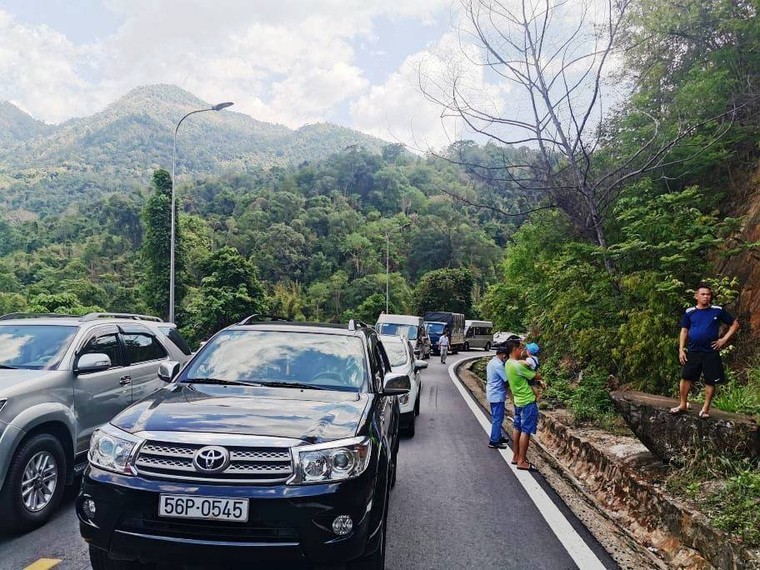 Mùa du lịch nóng trở lại, dòng xe kẹt cứng trên đèo Bảo Lộc ảnh 6