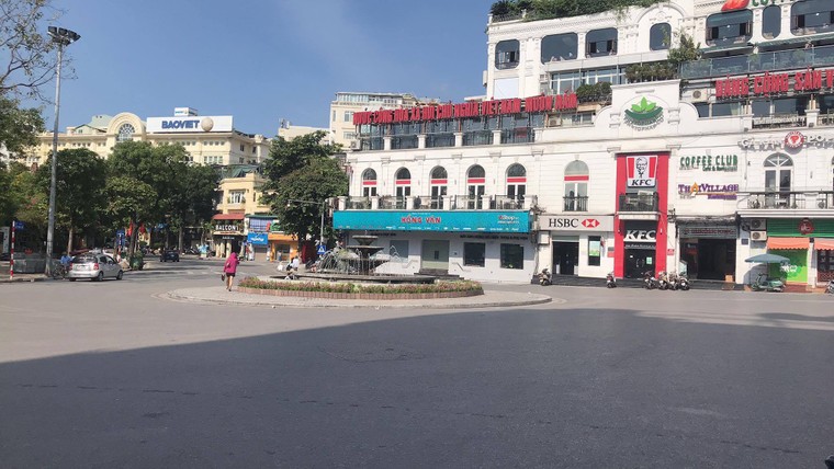 Người dân Hà Nội cẩn trọng với làn sóng Covid-19 tái bùng phát ảnh 1