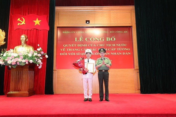 Trao Quyết định thăng cấp bậc hàm từ Thiếu tướng lên Trung tướng đối với Thứ trưởng Trần Quốc Tỏ ảnh 1
