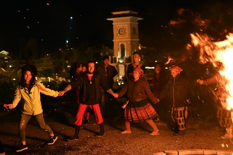 Hà Nội nóng hơn 40 độ C, người thành phố check-in đỉnh Fansipan ảnh 8