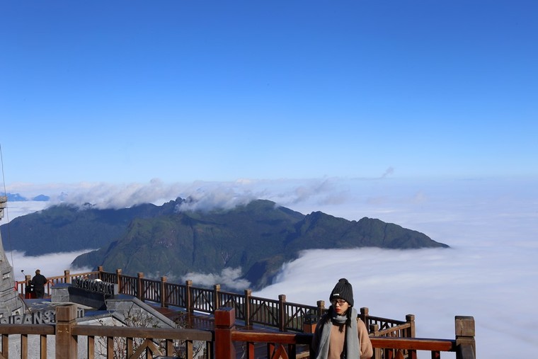 Hà Nội nóng hơn 40 độ C, người thành phố check-in đỉnh Fansipan ảnh 4