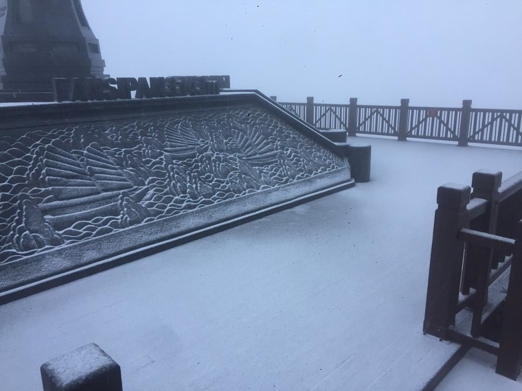 Sáng nay tuyết rơi phủ trắng đỉnh Fansipan ảnh 1