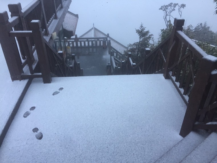 Sáng nay tuyết rơi phủ trắng đỉnh Fansipan ảnh 2