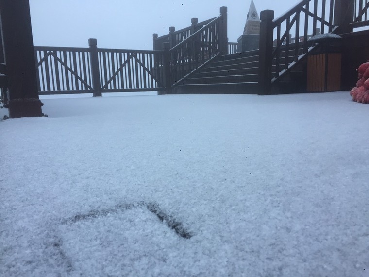 Sáng nay tuyết rơi phủ trắng đỉnh Fansipan ảnh 3