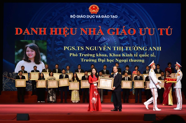 Trao tặng danh hiệu Nhà giáo nhân dân, Nhà giáo ưu tú và tuyên dương “Nhà giáo tiêu biểu” năm 2024 ảnh 2