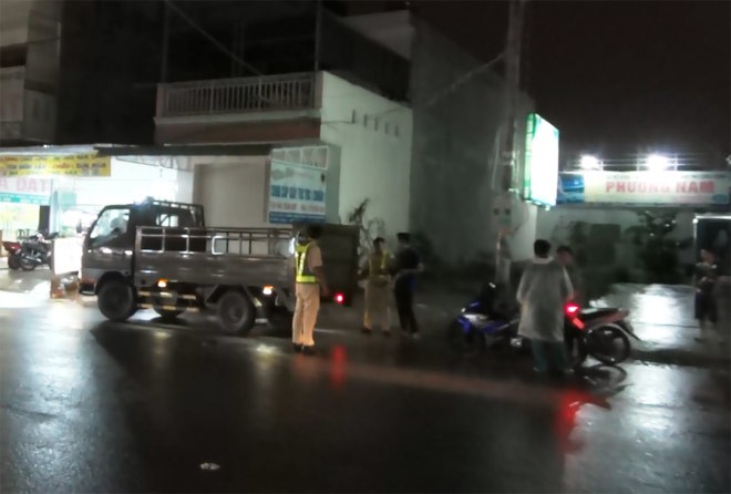 Bình Dương: Hai vụ tai nạn chết người liên tiếp xảy ra trong đêm mưa ảnh 1