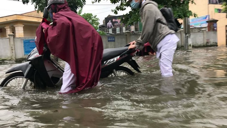 Mưa lớn trong đêm, TP. Vinh ngập sâu ảnh 1