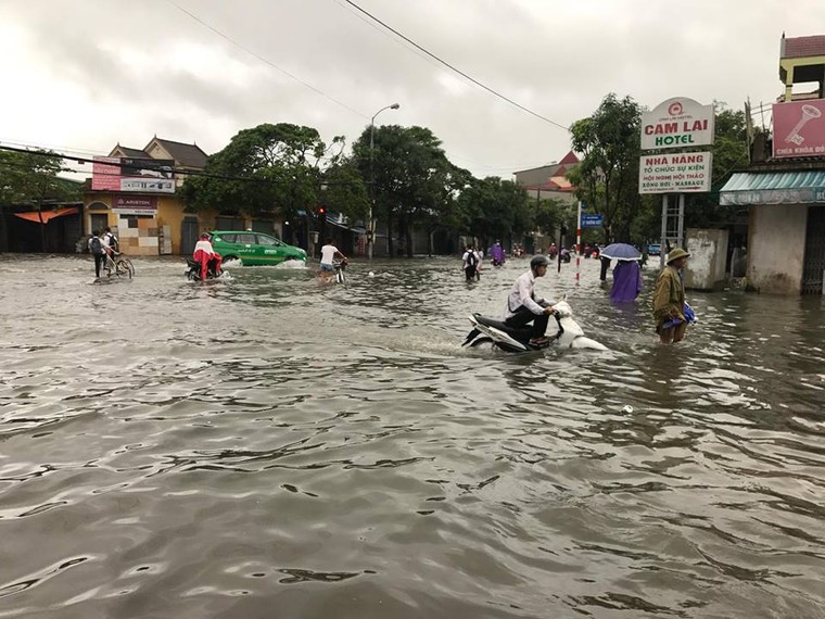 Mưa lớn trong đêm, TP. Vinh ngập sâu ảnh 5