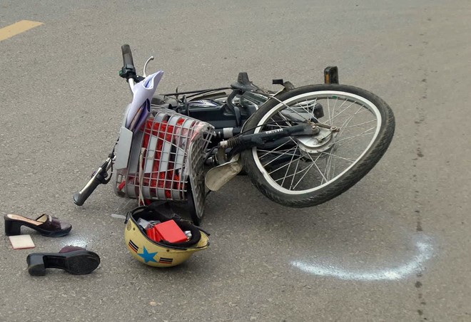 Người phụ nữ đi xe đạp điện tử vong do va chạm ô tô biển xanh ảnh 1