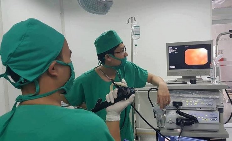  Bị hóc hạt hồng, bé trai 18 tháng tuổi suýt mất mạng ảnh 1