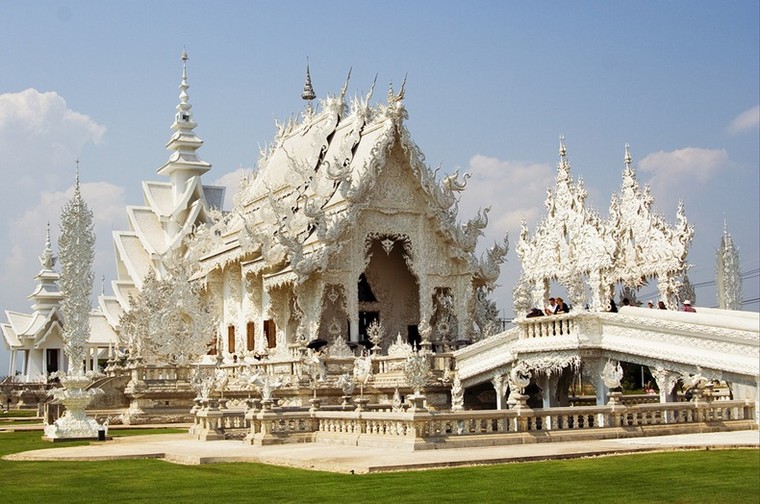 Khám phá ngôi đền trắng kỳ dị ở Thái Lan ảnh 4