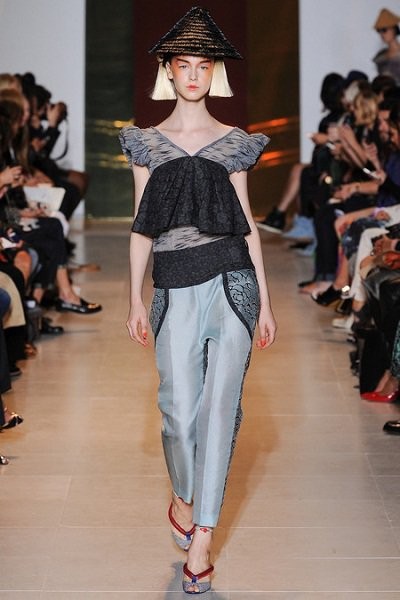 Nón lá Việt Nam 'oanh tạc' khắp các sàn diễn lớn ảnh 12