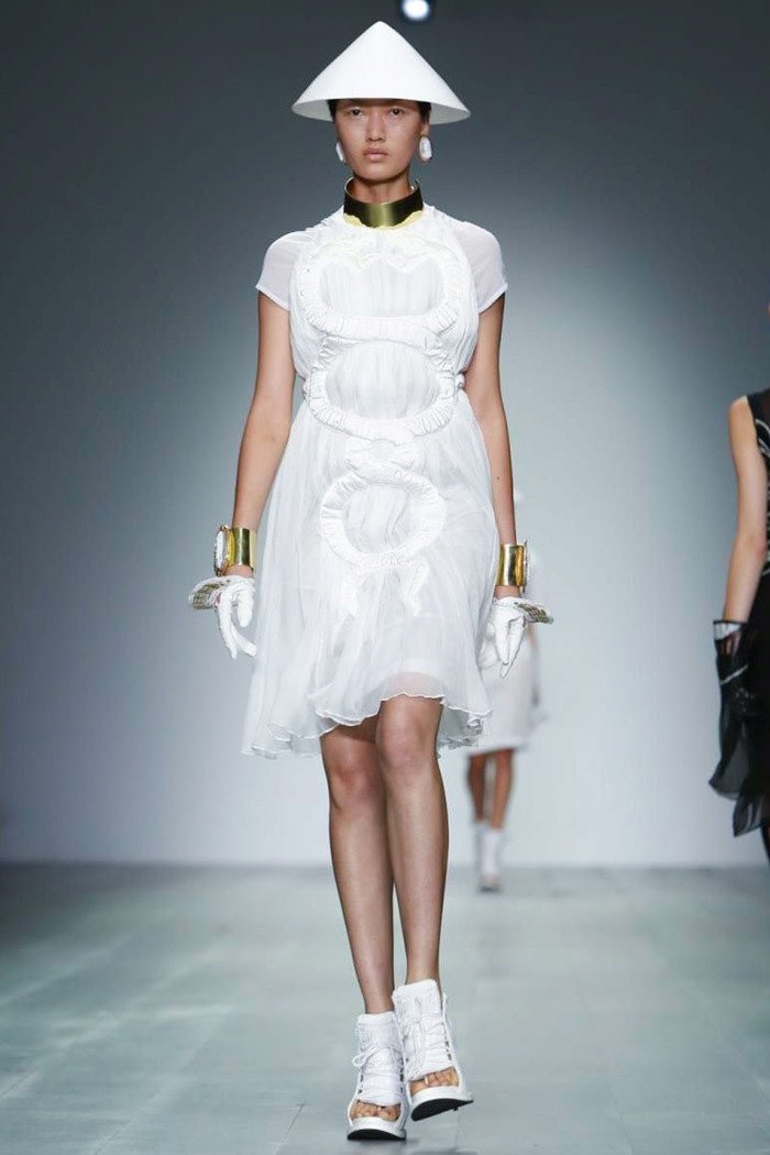 Nón lá Việt Nam 'oanh tạc' khắp các sàn diễn lớn ảnh 5