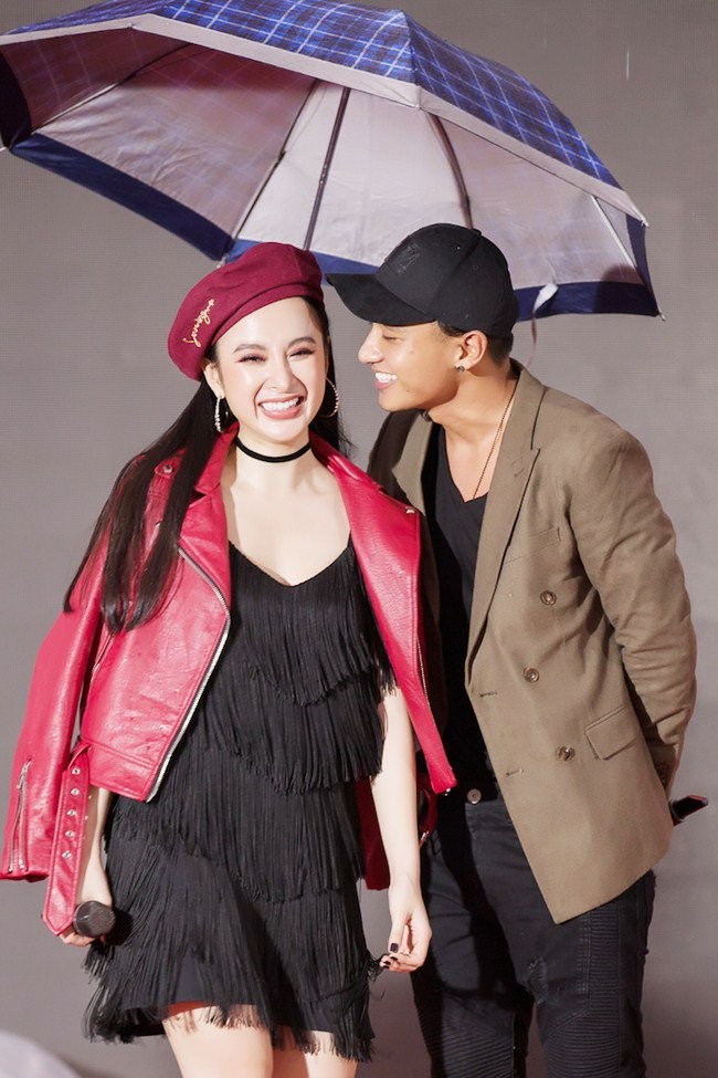 Hữu Vi 'khóa môi' Angela Phương Trinh trong mưa ảnh 2