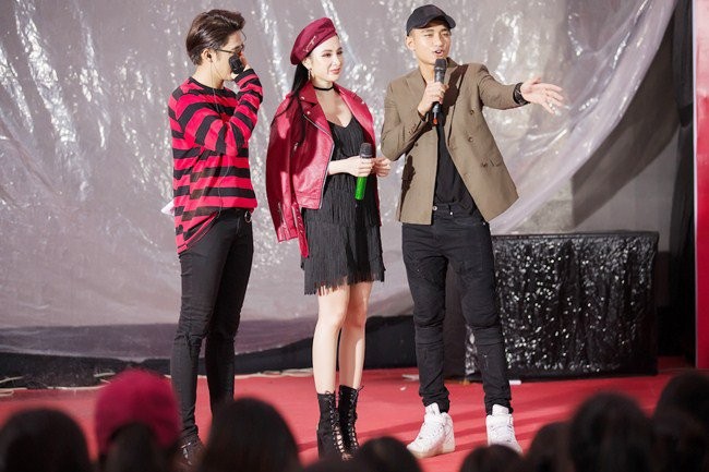 Hữu Vi 'khóa môi' Angela Phương Trinh trong mưa ảnh 3