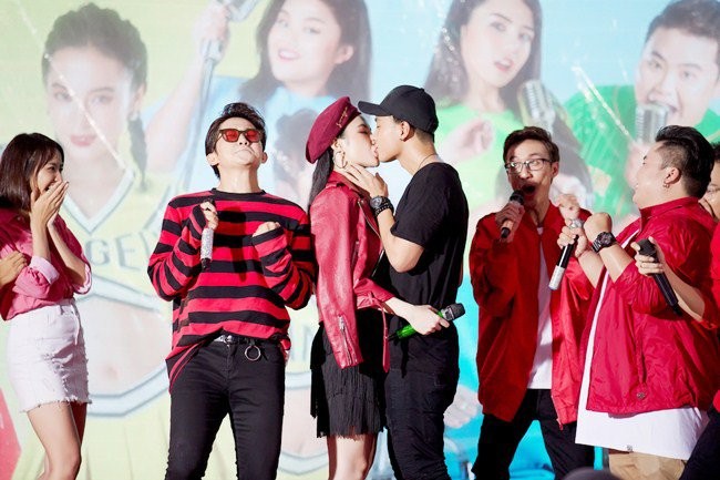 Hữu Vi 'khóa môi' Angela Phương Trinh trong mưa ảnh 4