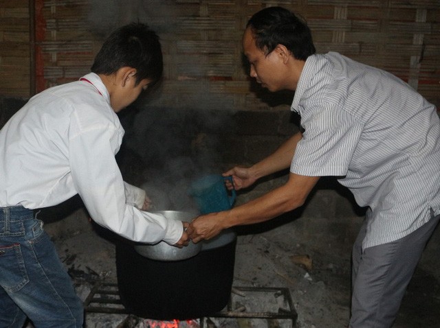 Cảm động các thầy cô giáo nhiều năm tình nguyện nấu cháo sáng cho học sinh ảnh 1