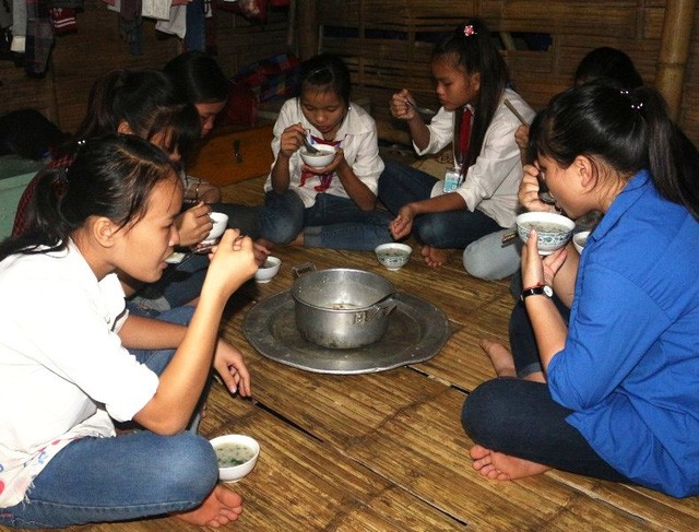 Cảm động các thầy cô giáo nhiều năm tình nguyện nấu cháo sáng cho học sinh ảnh 2