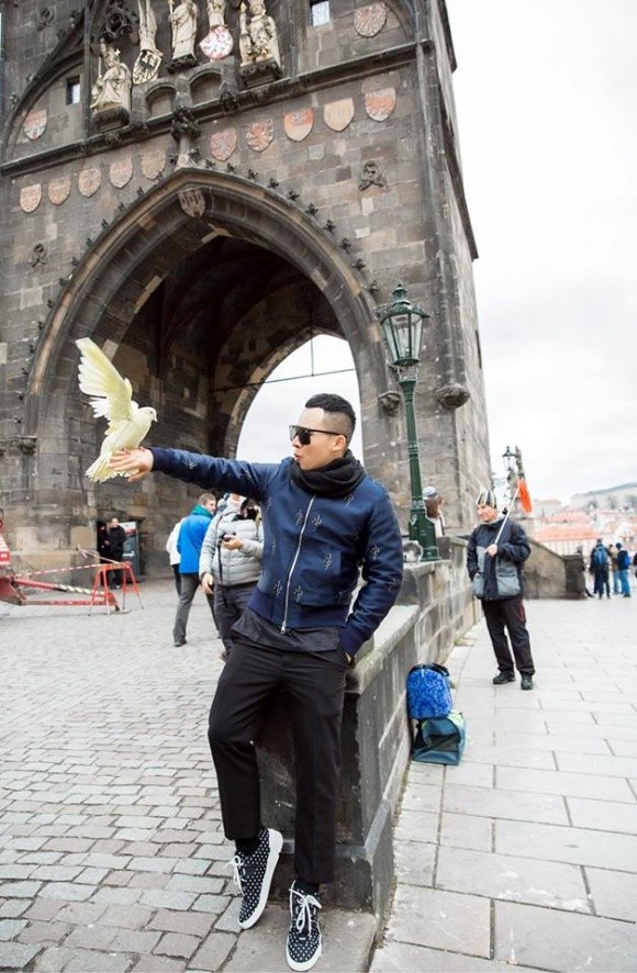 Công tác ở Praha, Vũ Khắc Tiệp bị mất hơn 13 triệu ảnh 2