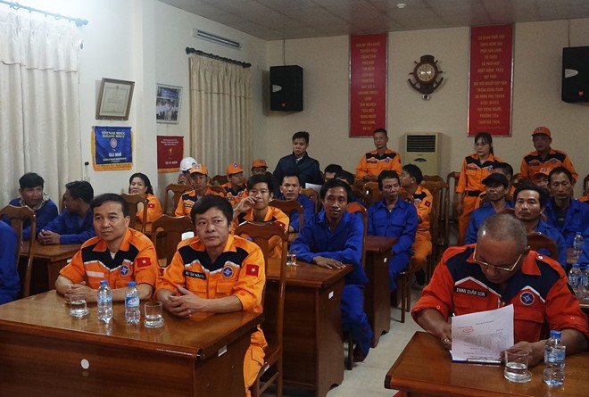 Cứu 13 ngư dân gặp nạn trên biển ảnh 1