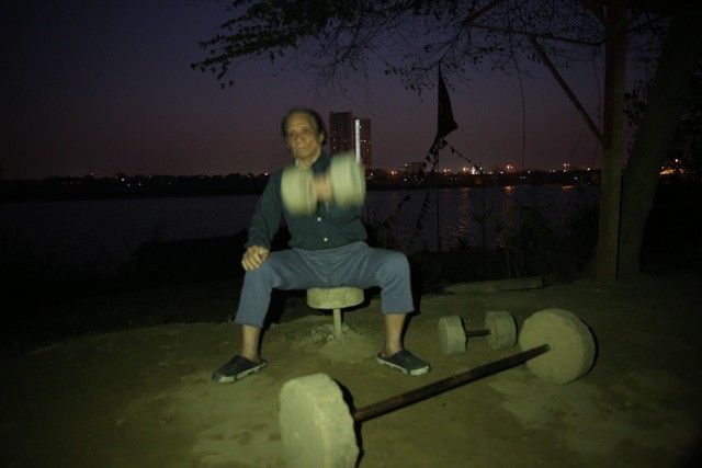 Hà Nội: Tắm sông giữa trời rét 10 độ C ảnh 1