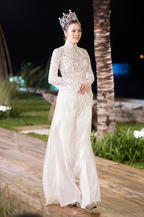 Bộ áo dài của Lý Nhã Kỳ được đấu giá 500 triệu đồng ảnh 3