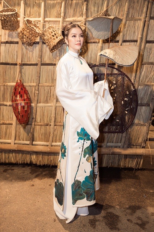 Bộ áo dài của Lý Nhã Kỳ được đấu giá 500 triệu đồng ảnh 4