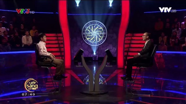 MC Phan Đăng lần đầu dẫn Ai là triệu phú: 'May mà tôi mặc quần ống rộng' ảnh 1