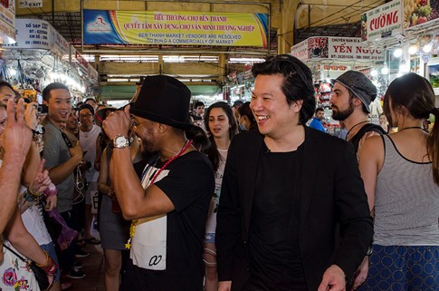 Thành viên Black Eyed Peas gây 'huyên náo' chợ Bến Thành ảnh 1