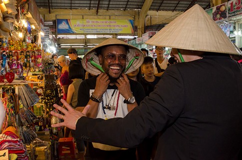 Thành viên Black Eyed Peas gây 'huyên náo' chợ Bến Thành ảnh 2