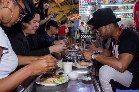 Thành viên Black Eyed Peas gây 'huyên náo' chợ Bến Thành ảnh 4