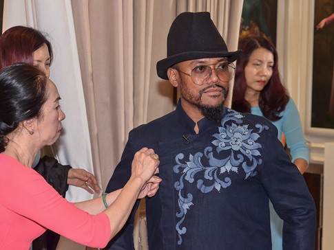 Thành viên Black Eyed Peas gây 'huyên náo' chợ Bến Thành ảnh 5