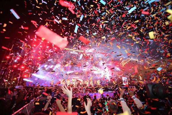 Pháo hoa rực sáng bầu trời cả nước chào mừng năm mới 2018 ảnh 8