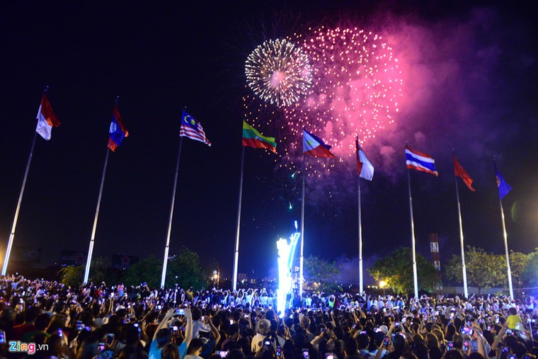 Pháo hoa rực sáng bầu trời cả nước chào mừng năm mới 2018 ảnh 4