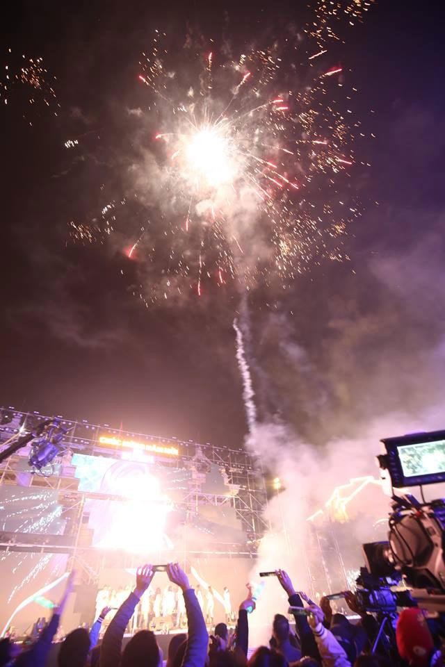 Pháo hoa rực sáng bầu trời cả nước chào mừng năm mới 2018 ảnh 6