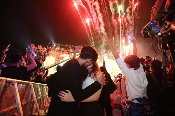 Pháo hoa rực sáng bầu trời cả nước chào mừng năm mới 2018 ảnh 7