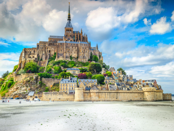 Vẻ đẹp lung linh ngoài đời thực của những tòa lâu đài Disney ảnh 2