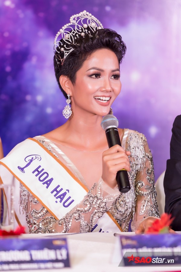 Hoàng Thuỳ 'không muốn là một người tham lam' ảnh 1