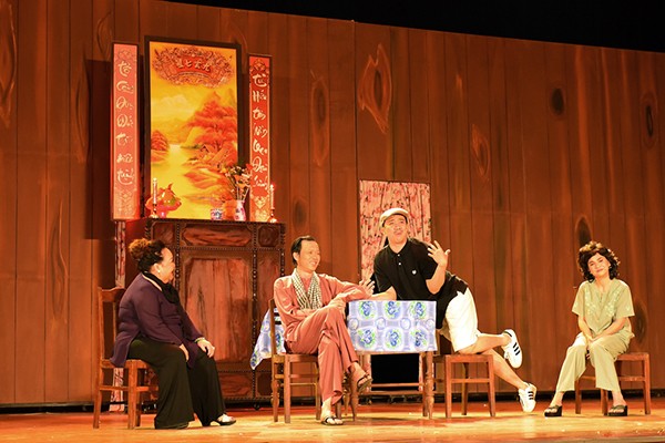 Hoài Linh gặp tai nạn khi đang diễn trên trân khấu ảnh 1